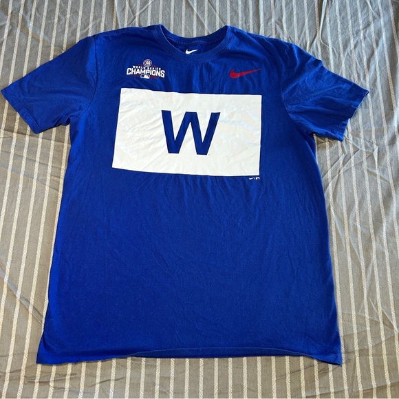 Chicago Cubs Nike 2016 World Series Champions Celebration W Flag T-Shirt Men's L - Picture 1 of 4